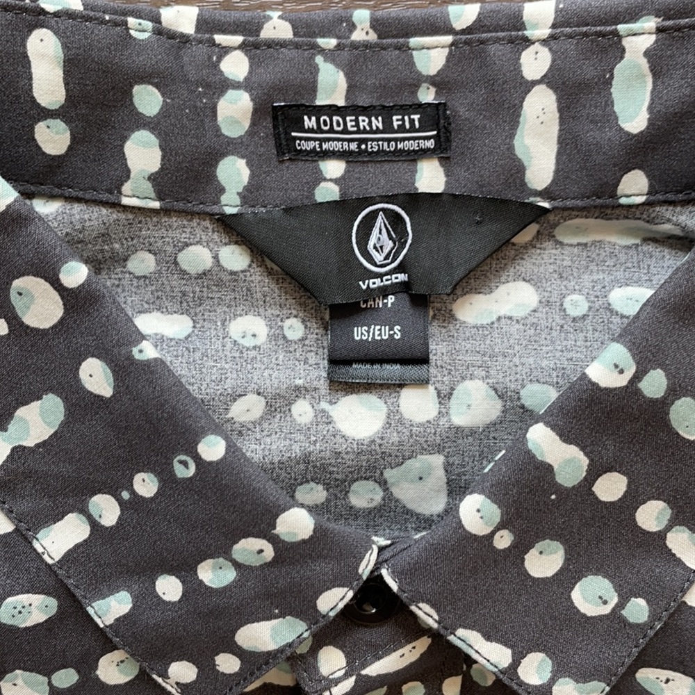 Volcom Short Sleeve Button Down Shirt, NWT